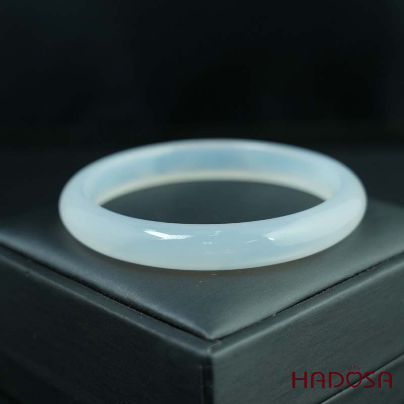 Vòng kiềng mã não trắng ngọc ni lá hẹ 59