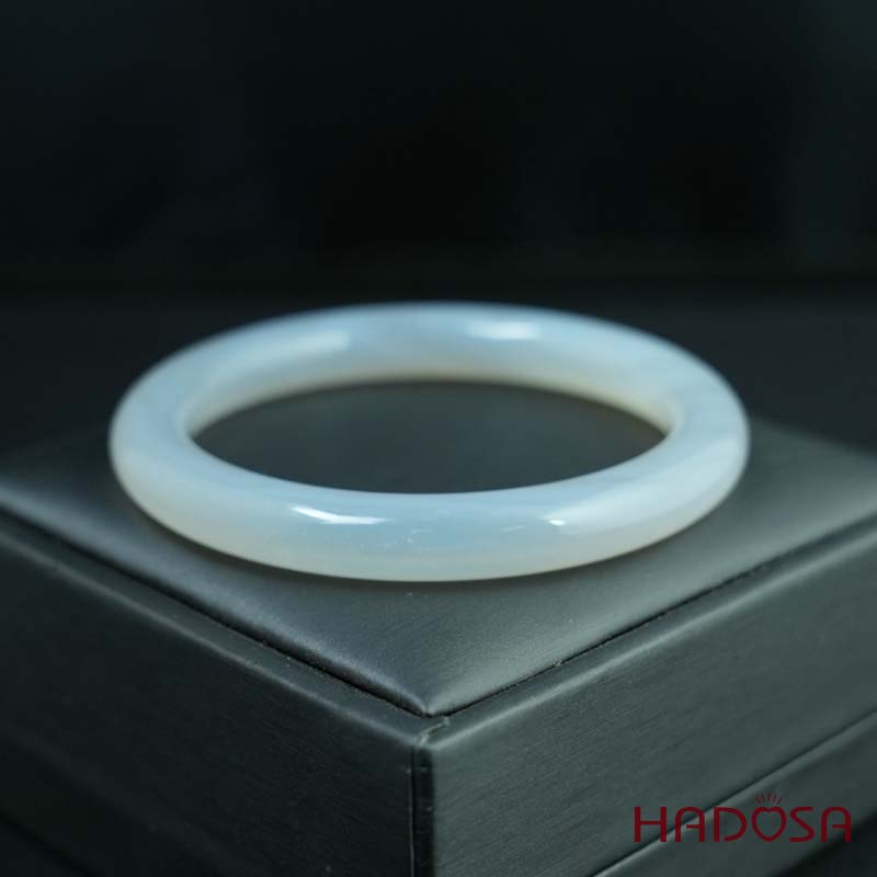 Vòng kiềng mã não trắng ngọc bản tròn ni 55