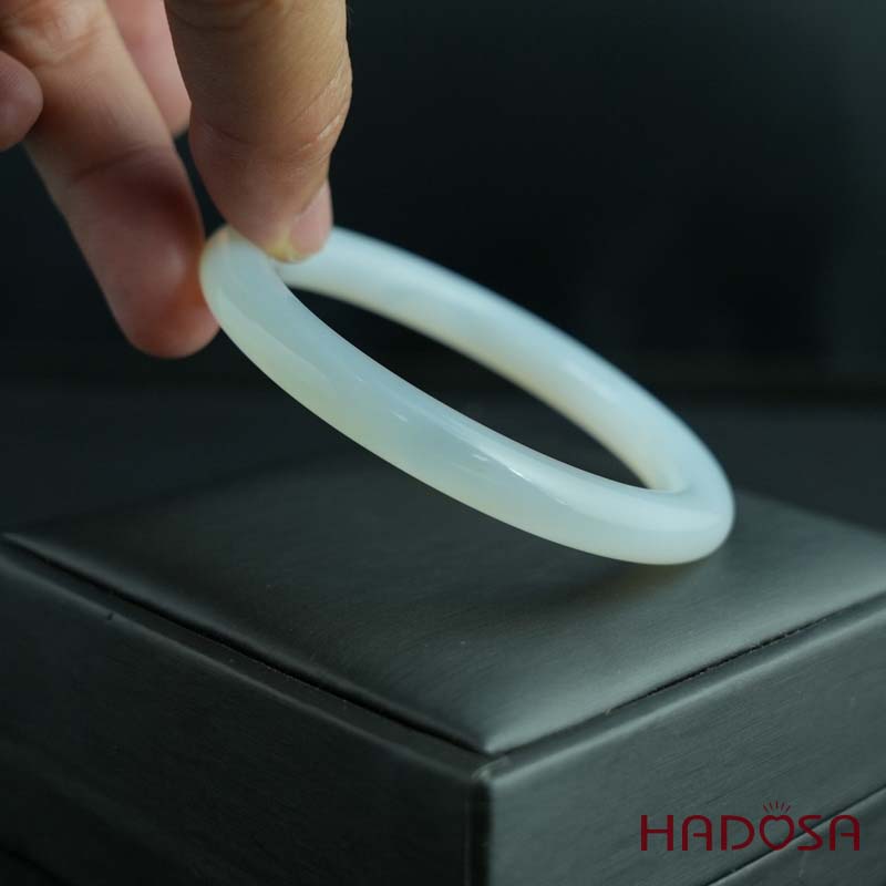 Vòng kiềng mã não trắng ngọc bản tròn ni 54