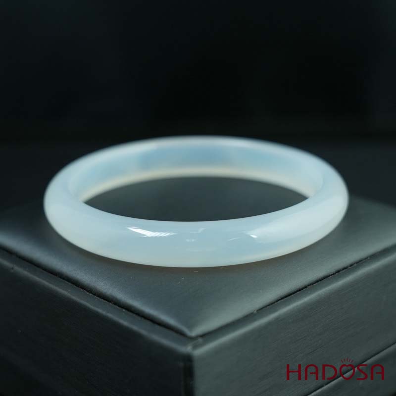 Vòng kiềng mã não trắng ngọc ni lá hẹ 59