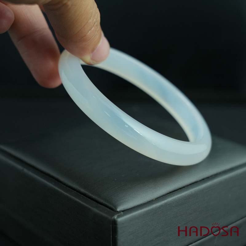 Vòng kiềng mã não trắng ngọc ni lá hẹ 59