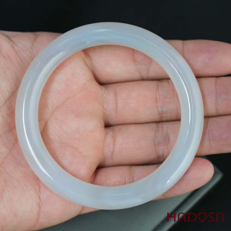 Vòng kiềng mã não trắng ngọc bản tròn ni 55