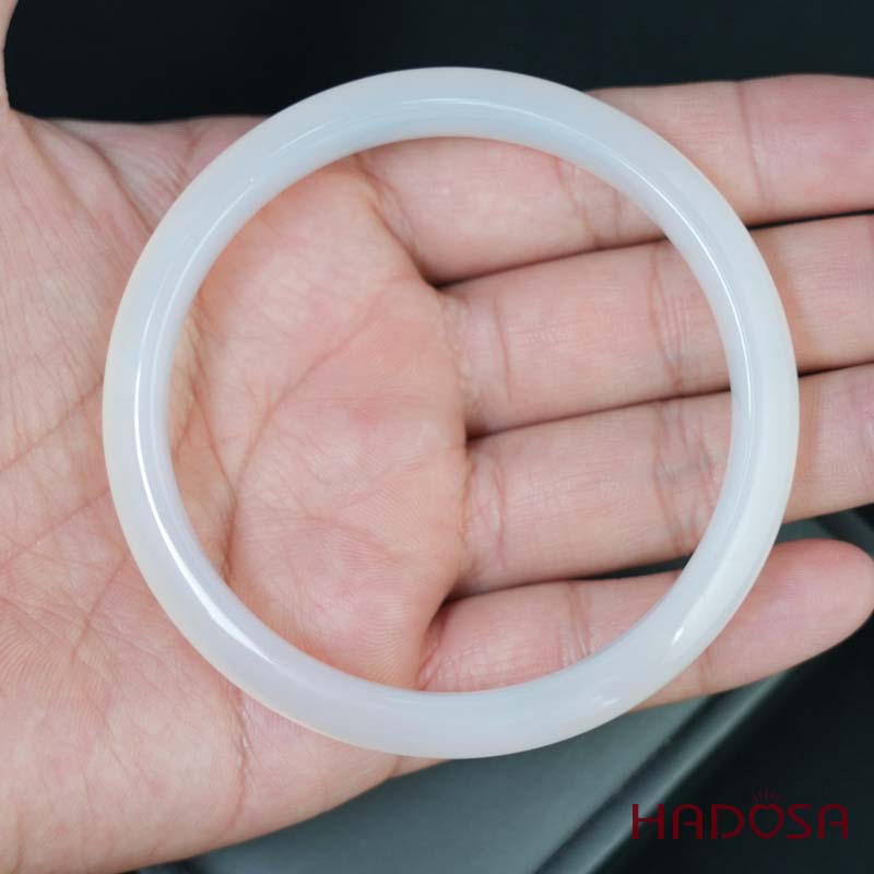 Vòng kiềng mã não trắng ngọc ni lá hẹ 59