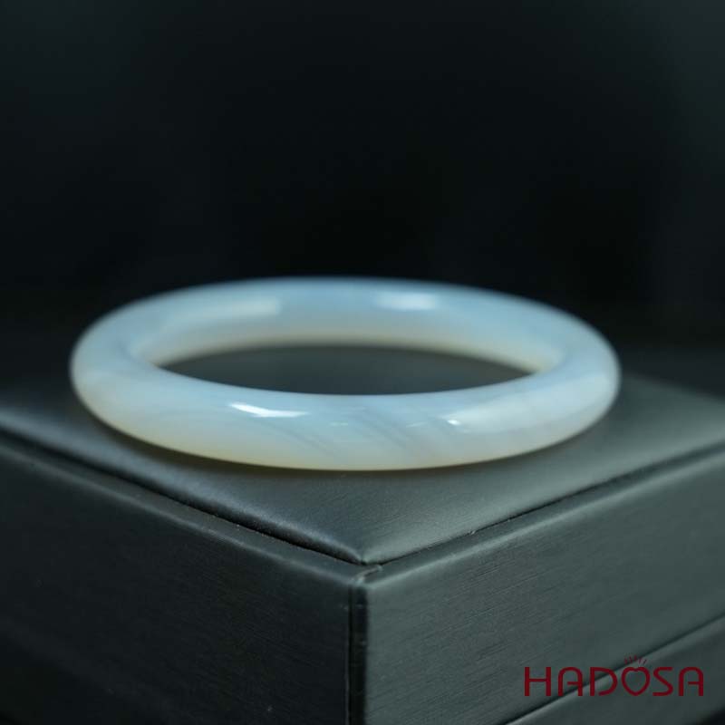 Vòng kiềng mã não trắng ngọc bản tròn ni 55