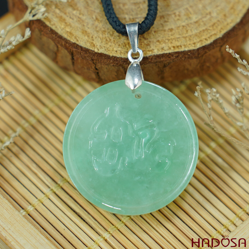 Cận cảnh Mặt dây chuyền cẩm thạch chữ Đức HADOSA