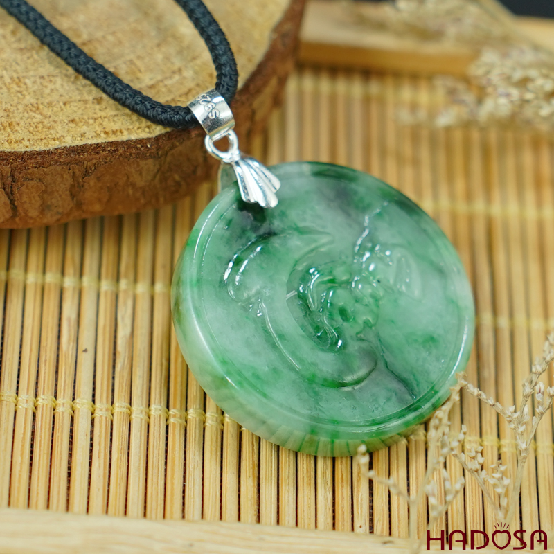 Cận cảnh Mặt dây chuyền cẩm thạch chữ Tâm HADOSA