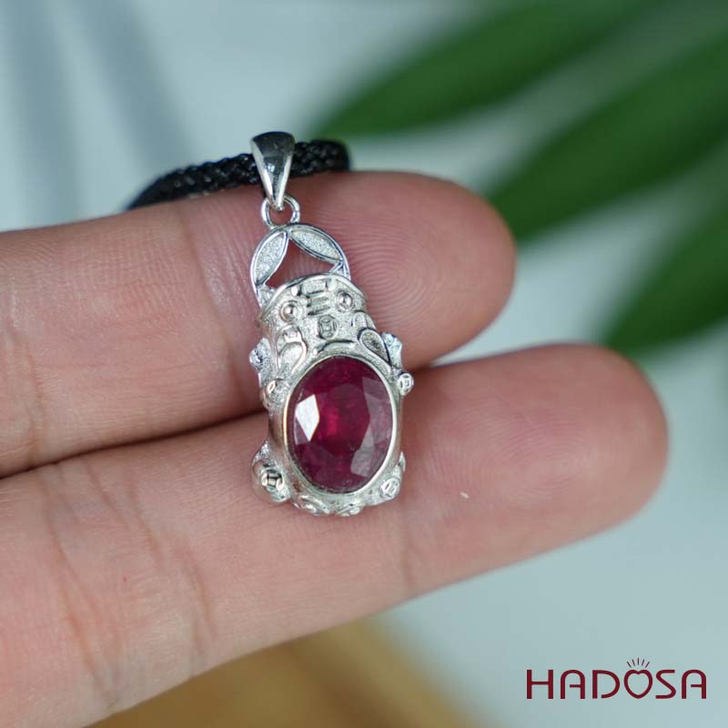 Mặt dây chuyền tỳ hưu đá Ruby đỏ 7x9mm bạc 925