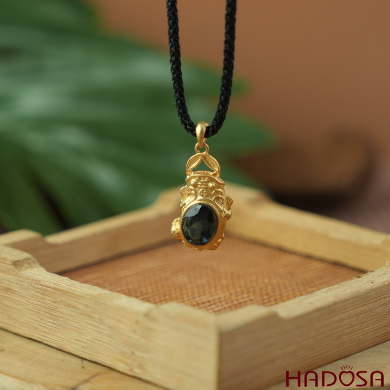 Mặt dây chuyền tỳ hưu Topaz London 7x9mm bạc mạ vàng