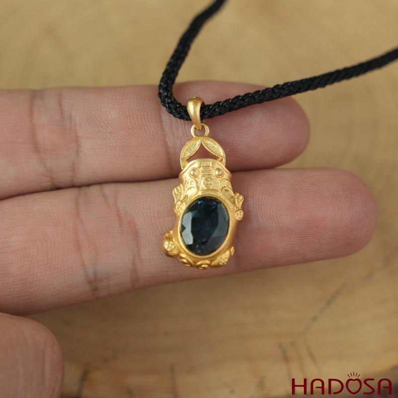 Mặt dây chuyền tỳ hưu Topaz London 7x9mm bạc mạ vàng