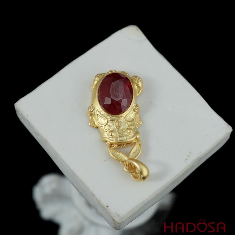Mặt dây chuyền tỳ hưu đá Ruby đỏ 7x9mm bạc mạ vàng