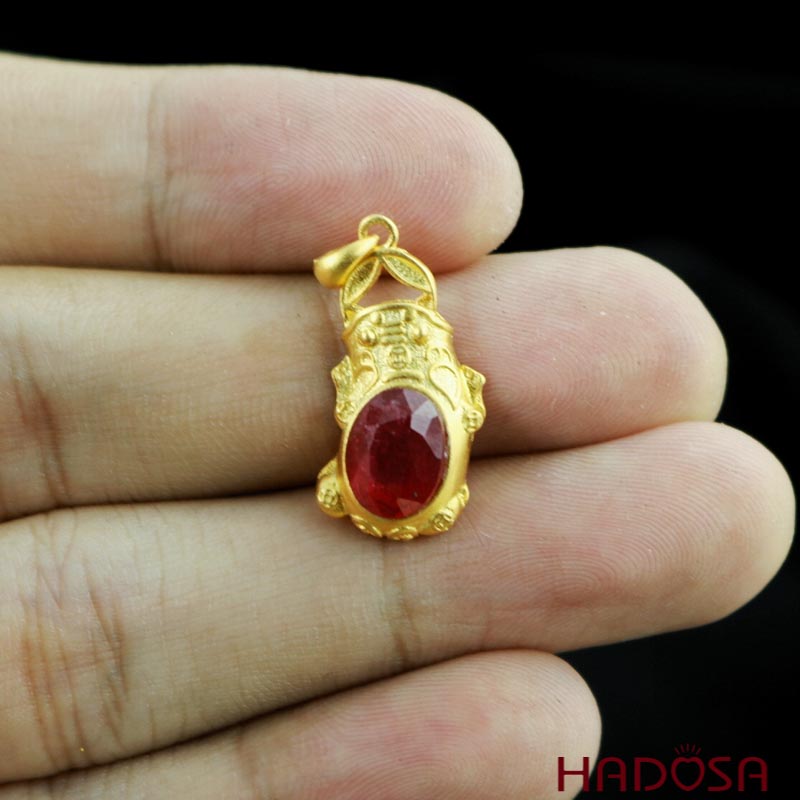 Mặt dây chuyền tỳ hưu đá Ruby đỏ 7x9mm bạc mạ vàng