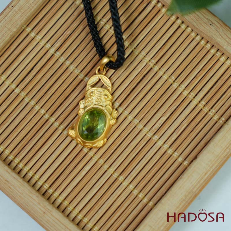 Mặt dây chuyền tỳ hưu Peridot 7x9mm bạc mạ vàng