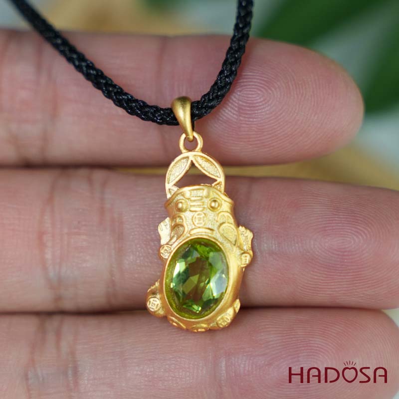 Mặt dây chuyền tỳ hưu Peridot 7x9mm bạc mạ vàng