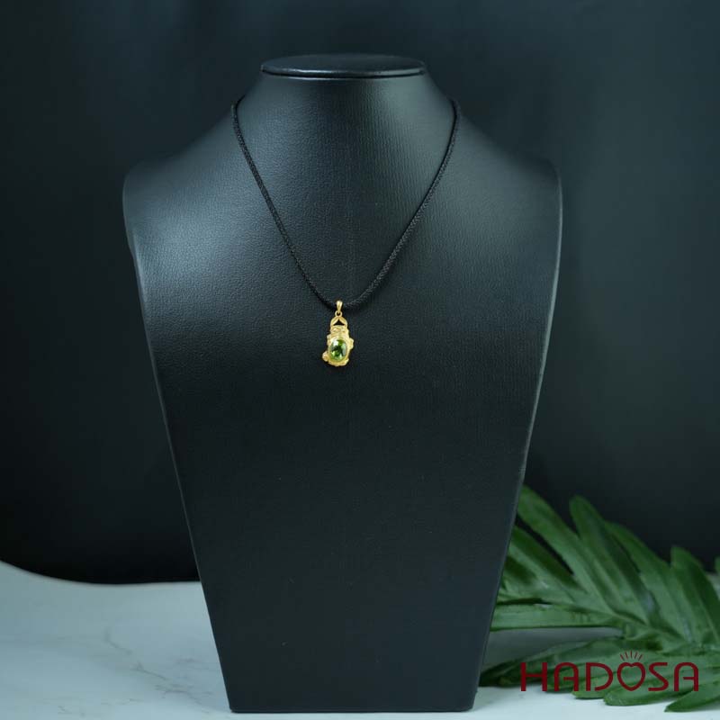 Mặt dây chuyền tỳ hưu Peridot 7x9mm bạc mạ vàng