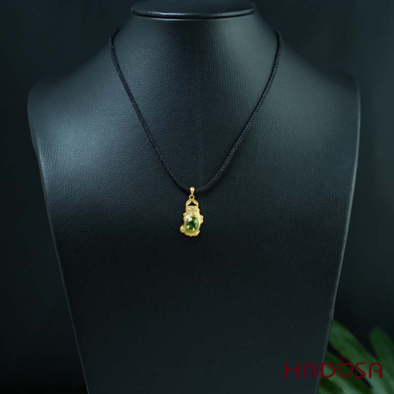 Mặt dây chuyền tỳ hưu Peridot 7x9mm bạc mạ vàng