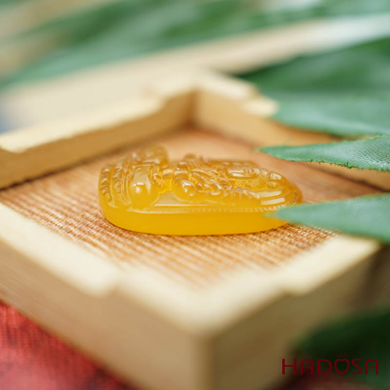 Mặt Phật bản mệnh Hư Không Tạng Bồ Tát (Sửu, Dần) mã não vàng 37mm