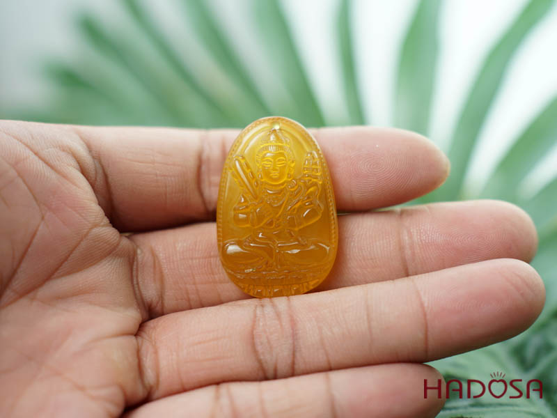 Mặt Phật bản mệnh Hư Không Tạng Bồ Tát (Sửu, Dần) mã não vàng 37mm