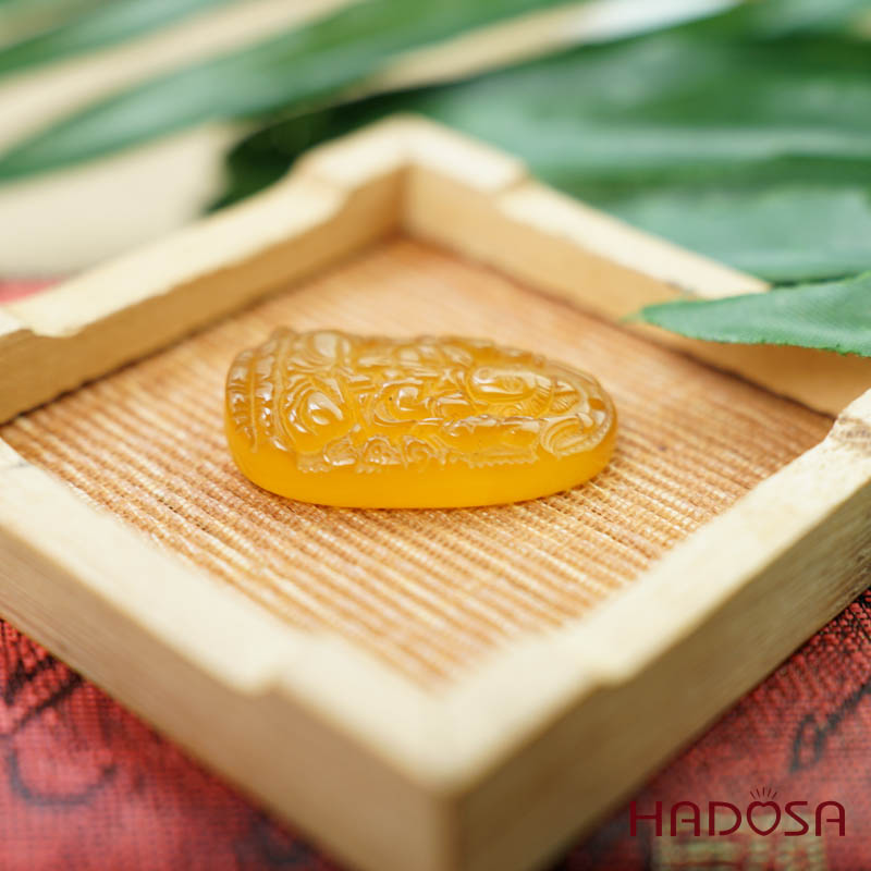 Mặt Phật bản mệnh Thiên Thủ Thiên Nhãn (Tý) mã não vàng 37mm