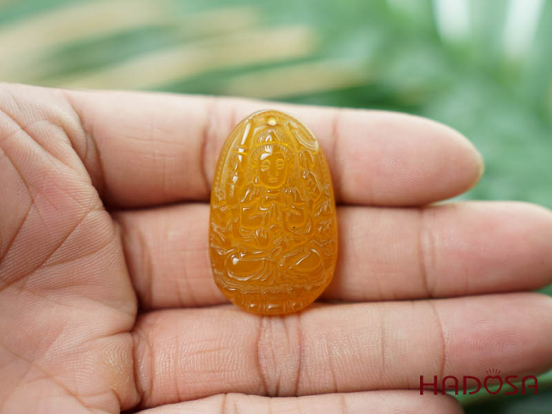 Mặt Phật bản mệnh Thiên Thủ Thiên Nhãn (Tý) mã não vàng 37mm