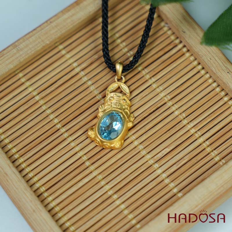 Mặt dây chuyền tỳ hưu Topaz Swiss 7x9mm bạc mạ vàng