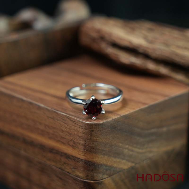 Nhẫn đính đá Ngọc Hồng Lựu tròn 6mm bạc 925