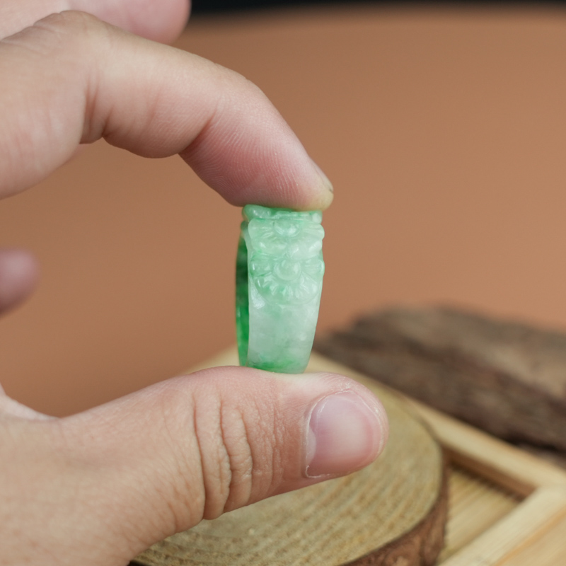 Nhẫn Cẩm Thạch xanh vân lý chạm hoa ni 14