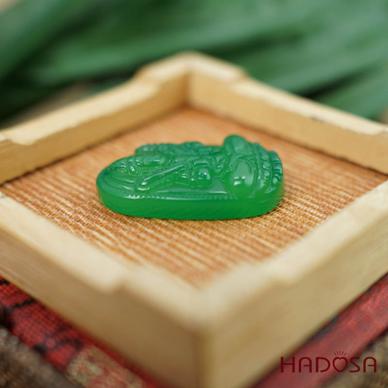 Phật bản mệnh Hư Không Tạng Bồ Tát (Sửu, Dần) mã não xanh lá 37mm