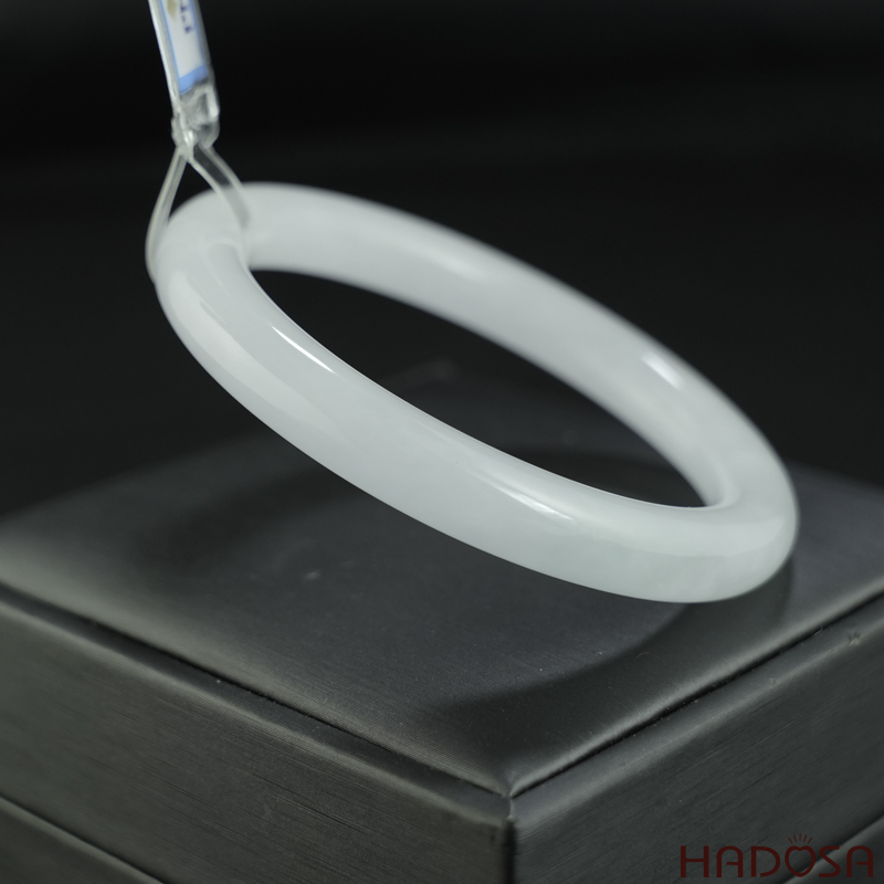 Vòng Ngọc Cẩm Thạch tròn trắng trong điểm lí ni 55