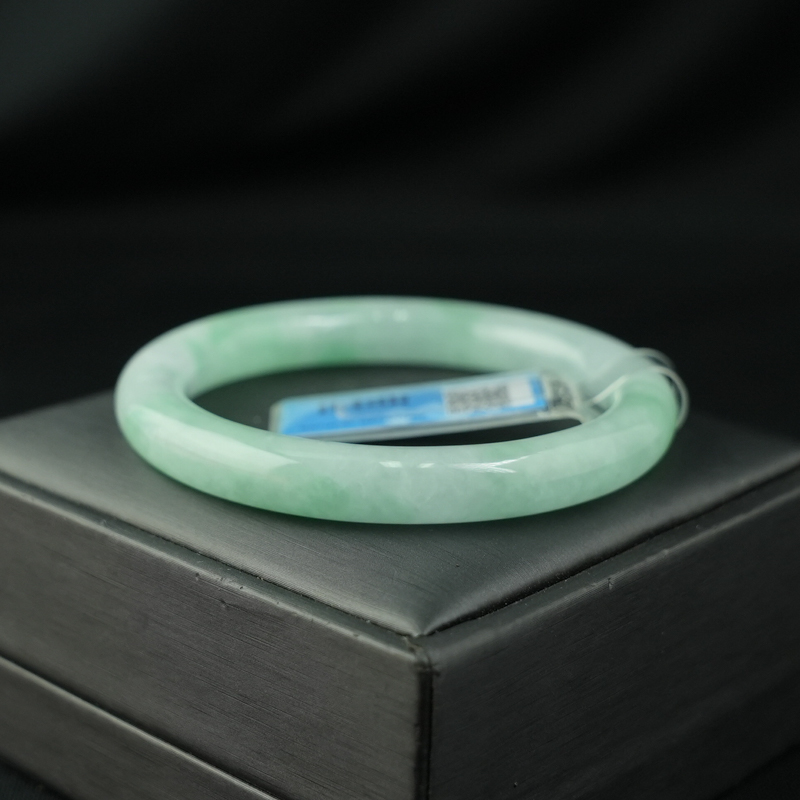 Vòng Ngọc Cẩm Thạch bản tròn xanh trong vân đậu ni 54