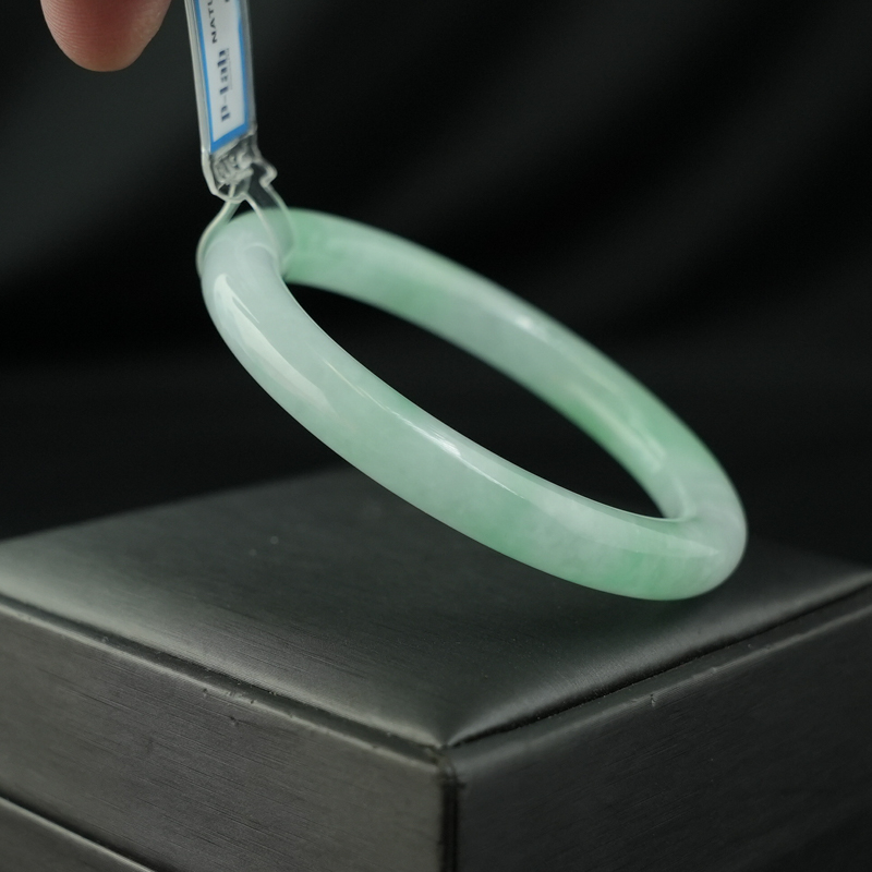 Vòng Ngọc Cẩm Thạch bản tròn xanh trong vân đậu ni 54