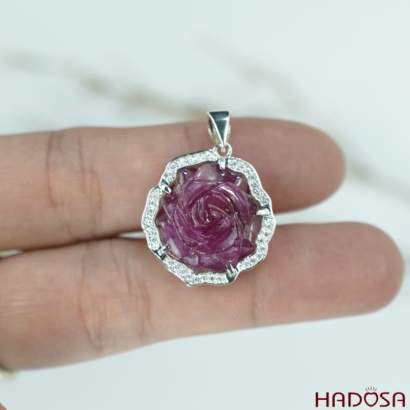 Hoa mẫu đơn Ruby hồng trong cao cấp