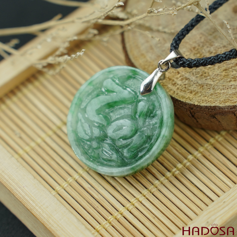 Cận cảnh Mặt Ngọc Cẩm Thạch tròn khắc chữ Tài 27mm HADOSA