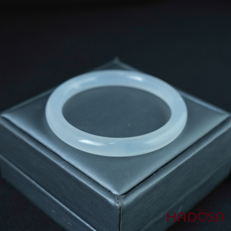 Vòng kiềng mã não trắng ngọc bản tròn ni 55