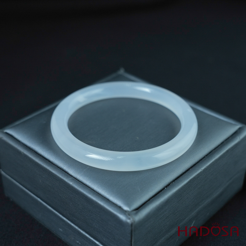 Vòng kiềng mã não trắng ngọc bản tròn ni 55