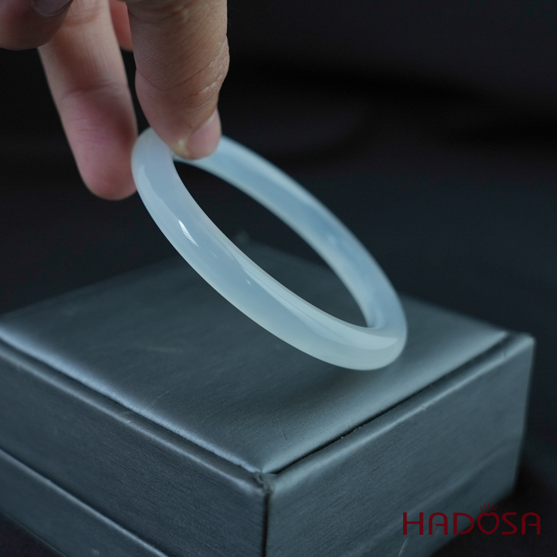 Vòng kiềng mã não trắng ngọc bản tròn ni 55