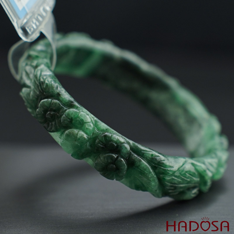 Cận cảnh Vòng Ngọc Cẩm Thạch chạm hoa ni 54 HADOSA