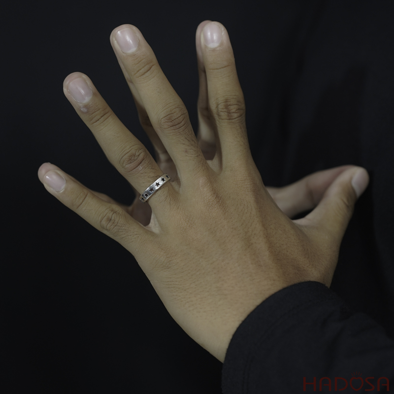 Nhẫn đeo ngón út ngôi sao