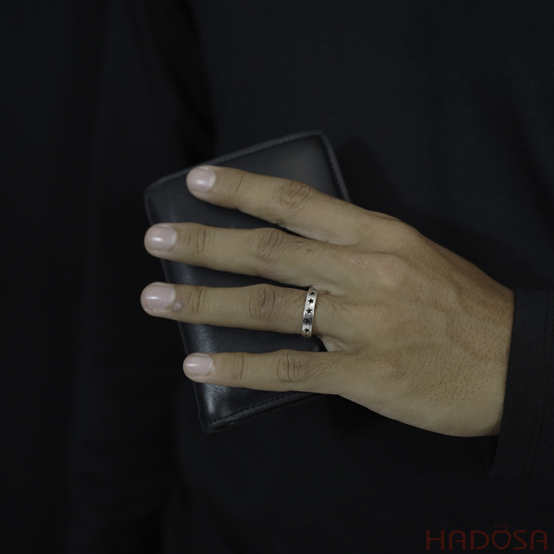 Nhẫn đeo ngón út ngôi sao