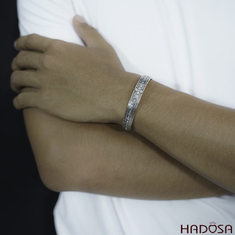 Vòng kiềng bạc đeo tay