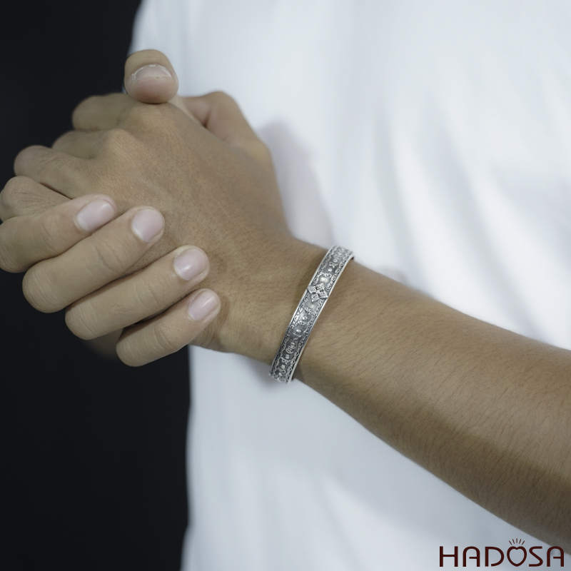 Vòng kiềng bạc đeo tay