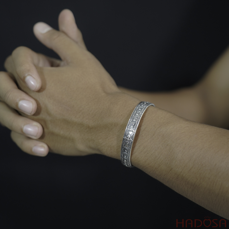 Vòng kiềng bạc đeo tay