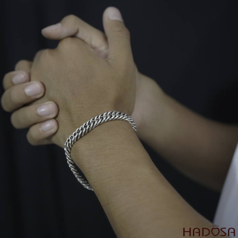 Vòng đeo tay bạc Thái