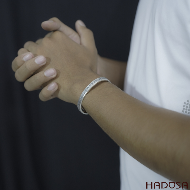 Vòng kiềng bạc đeo tay