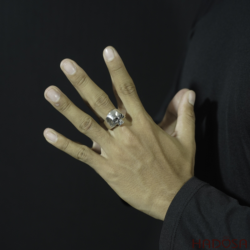 Nhẫn bạc đầu lâu