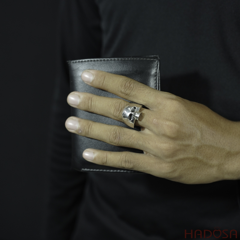 Nhẫn bạc đầu lâu