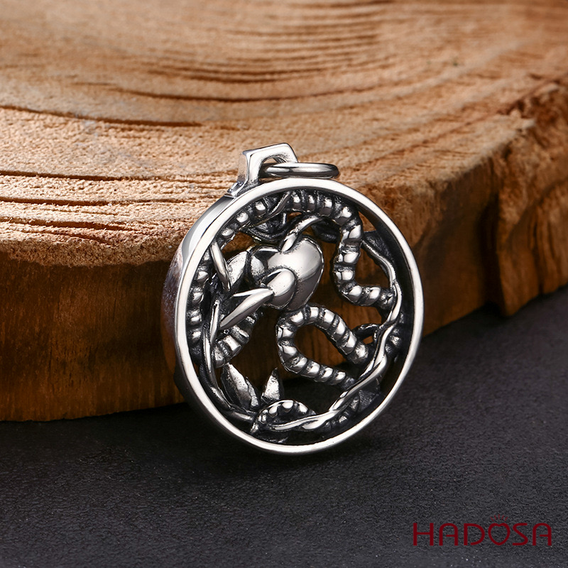 Mặt dây chuyền bạc Rắn ngậm tim vàng