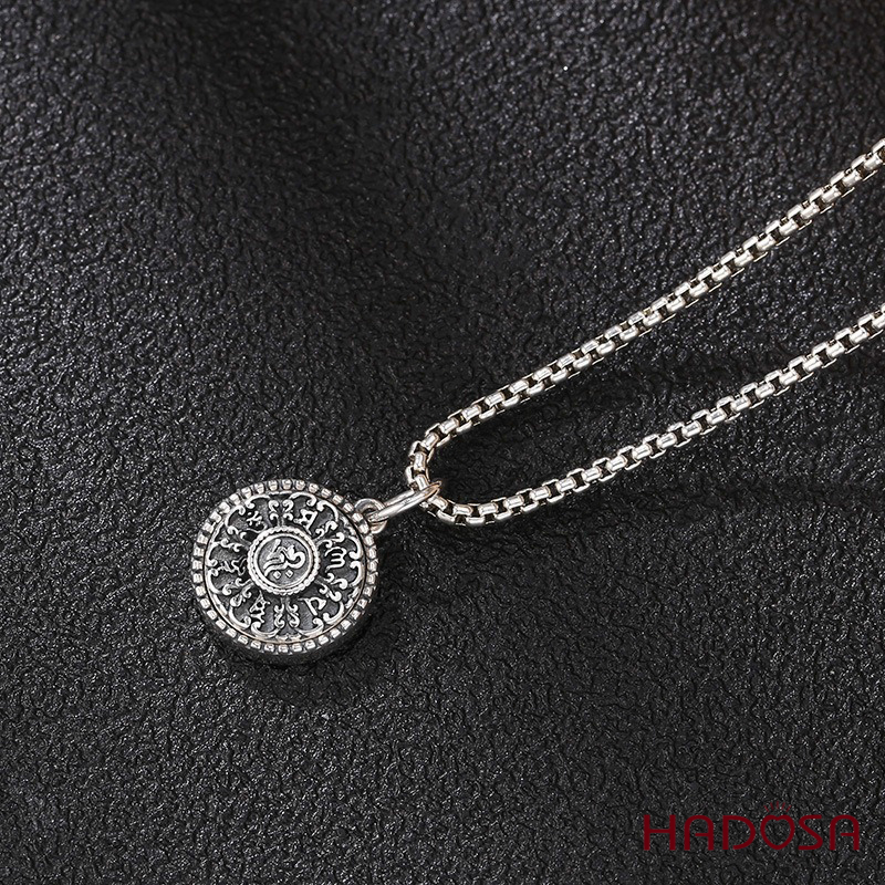 Cận cảnh Mặt dây chuyền chữ Om HADOSA