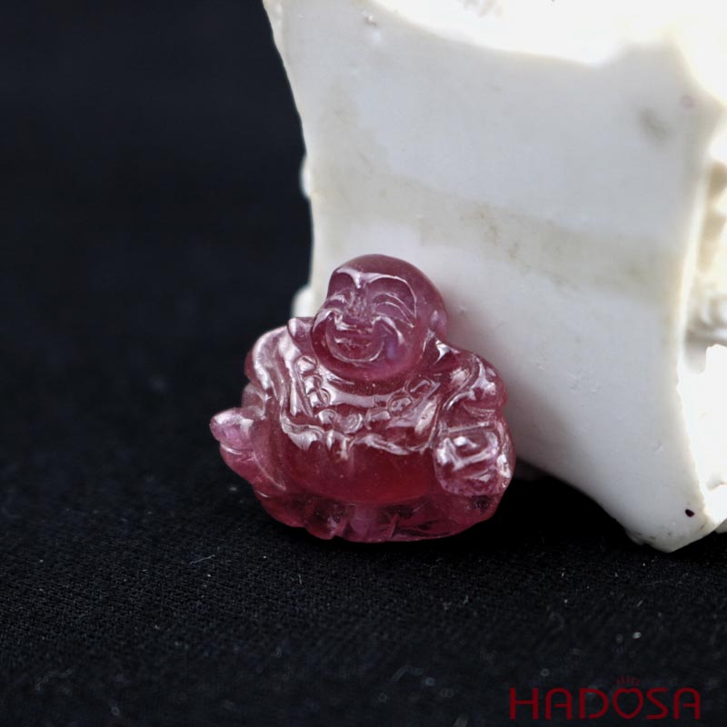 Tượng ruby Di Lặc đỏ tươi