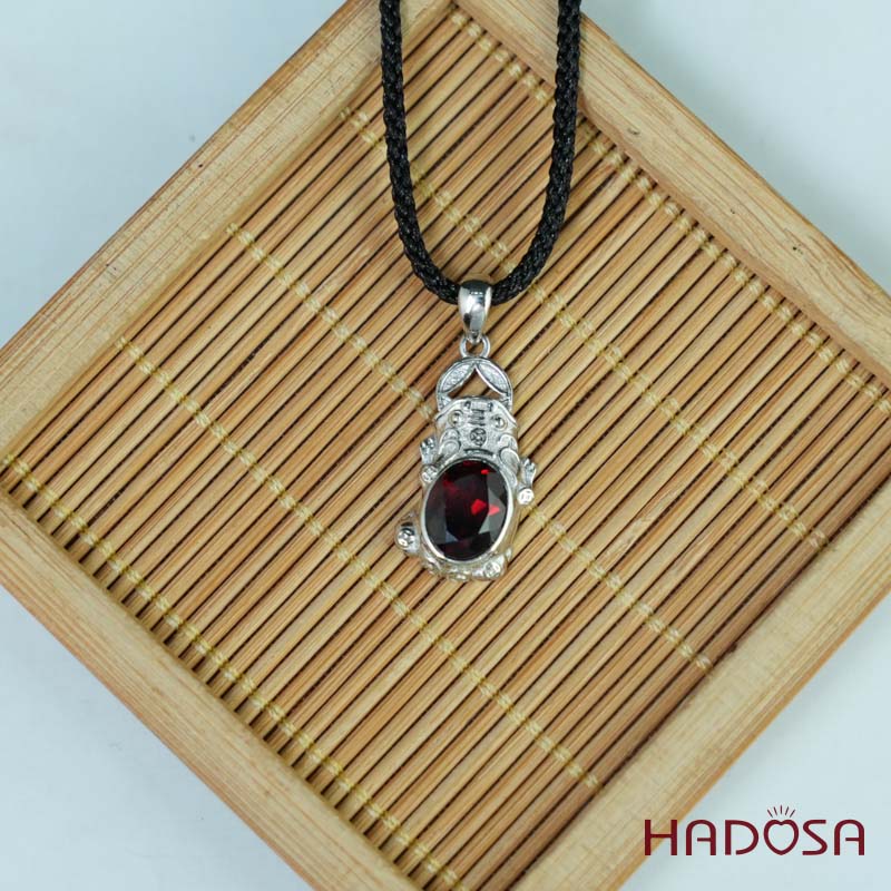 Mặt dây chuyền tỳ hưu đá Garnet 7x9mm bạc 925