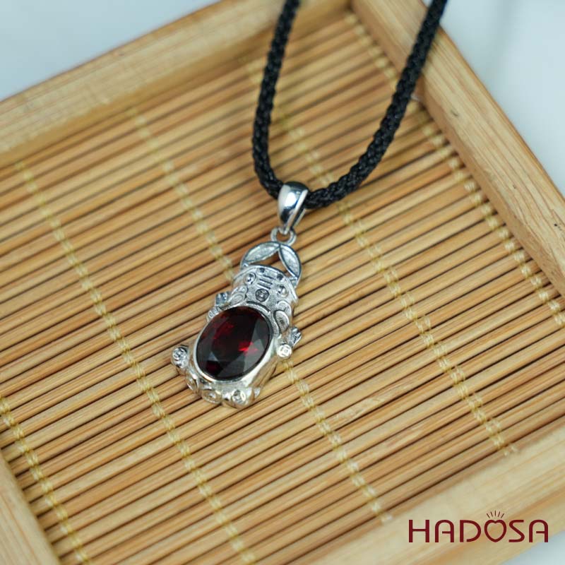 Mặt dây chuyền tỳ hưu đá Garnet 7x9mm bạc 925